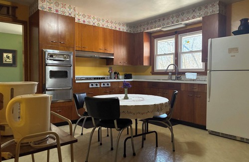 Miller Beach Apartment | Quiet Indiana Dunes retreat near hiking and beach
