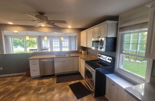 Brighton House | Quiet lakefront home on Ore Lake, 25 minutes to the Big House, Michigan Stadium