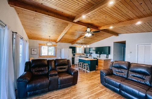 Oxford House | Quiet Lakehouse with Stunning Sunsets