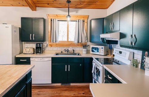 Oxford House | Quiet Lakehouse with Stunning Sunsets