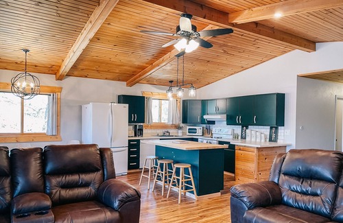 Oxford House | Quiet Lakehouse with Stunning Sunsets