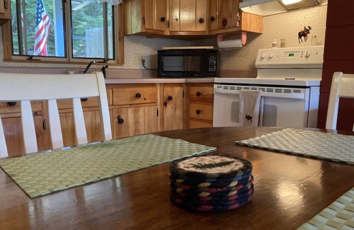 East Corinth Cabin | Quiet lakeside getaway in Central Maine - 5 minutes from town!