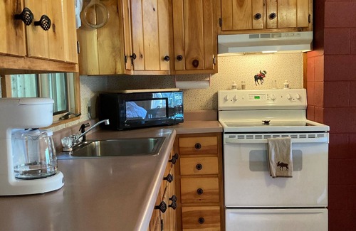 East Corinth Cabin | Quiet lakeside getaway in Central Maine - 5 minutes from town!