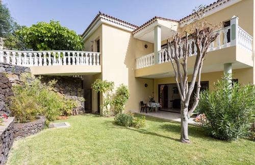 Santa Ursula Apartment | quiet location, 2 terraces, 2 gardens, with pool, barbecue area and parking