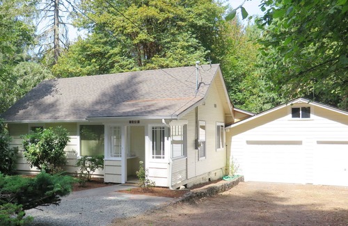 Shelton Cottage | Quiet Location on Greenbelt 1 Mile from City Center - Newly Remodeled - Parking