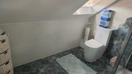 Pattiswick House | Quiet Loft Double Room forty-five minutes by train to London Liv Street