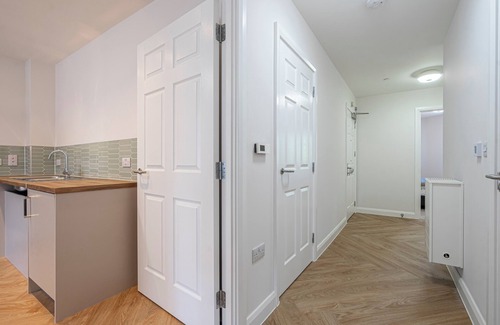 Leatherhead Apartment | Quiet Luxe Escape 65s Only