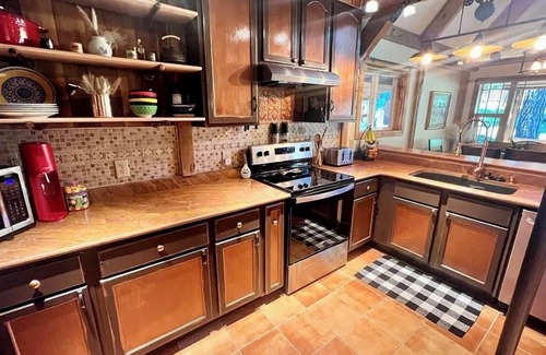 Rye Cabin | Quiet luxury 3 bedroom mountain cabin with year round beauty and spring