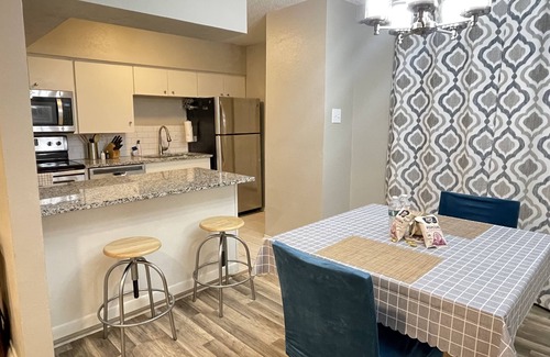 Northeast Dallas Condo | Quiet M Streets Condo w/King Bed 2mins from Santa Fe Trail