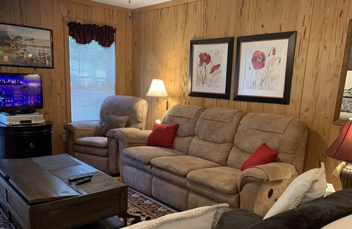 Wynnburg House | “QUIET MAGNOLIA COUNTRYSIDE RETREAT”~ACROSS THE STREET FROM REELFOOT WASHOUT
