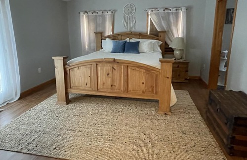 West Gardiner House | Quiet, meticulously clean house close to beaches, and shopping.