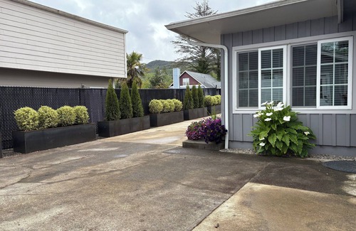 Rockaway Beach House | Quiet Mid Century Rambler in Rockaway Beach Short Walk to Beach and Restaurants