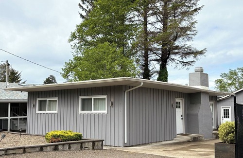 Rockaway Beach House | Quiet Mid Century Rambler in Rockaway Beach Short Walk to Beach and Restaurants