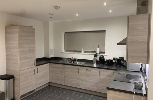 Higham Hill Apartment | Quiet Modern Apartment, Close to train station and Large Park