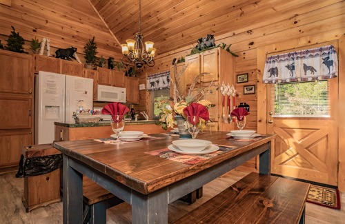 Sevierville Cabin | Quiet Modern Cabin by Pigeon Forge, Dollywood Park, Rod Run , & Gatlinburg,