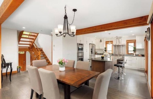 Dundarave House | Quiet Modern Dundadrave Oasis