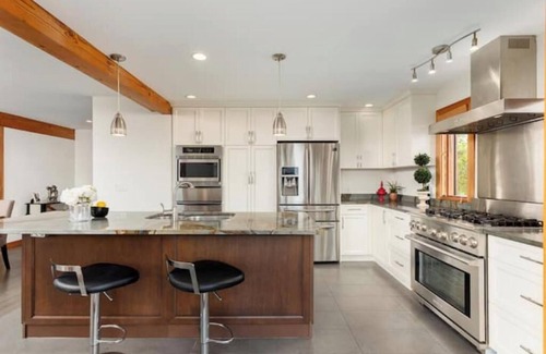 Dundarave House | Quiet Modern Dundadrave Oasis