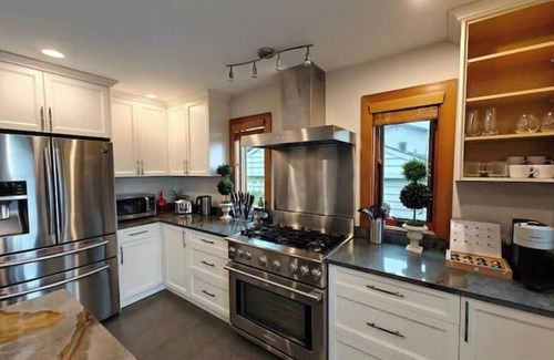 Dundarave House | Quiet Modern Dundadrave Oasis