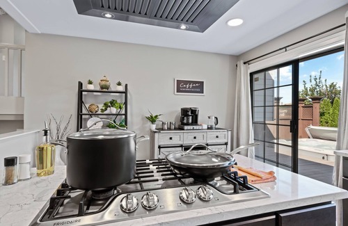 Yakima House | Quiet modern home, Sleeps 12, Hot tub, Private yard