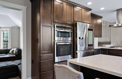 Yakima House | Quiet modern home, Sleeps 12, Hot tub, Private yard