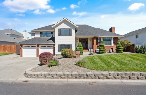 Yakima House | Quiet modern home, Sleeps 12, Hot tub, Private yard