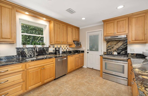 Saint Simons Heights House | Quiet Neighborhood Family Retreat | Marsh Views | Access to Community Pool