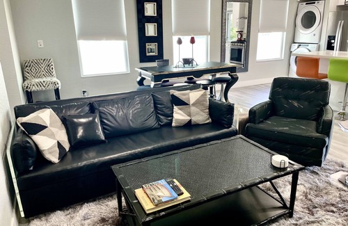 Tarpon River House | Quiet neighborhood-close to the action.
