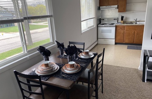 Lansing Apartment | Quiet neighborhood! Close to bus routes to MSU, Sparrow and McLaren Hospitals