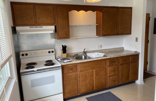 Lansing Apartment | Quiet neighborhood! Close to bus routes to MSU, Sparrow and McLaren Hospitals