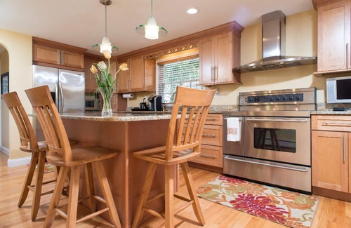 Malden House | Quiet Neighborhood, Close to T, Free Wifi, Cable. Washer & Dryer, A/C, Hiking.