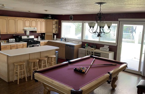 Valencia House | Quiet neighborhood, Family friendly w/backyard view of magic mountain No party