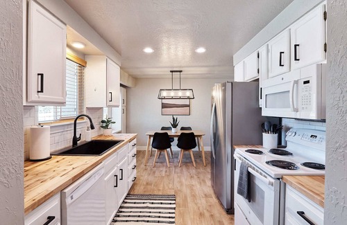 Franklin - Randolph House | Quiet Neighborhood, Near Grocery Stores & More! Easy Check In, 5 Min To Airport!