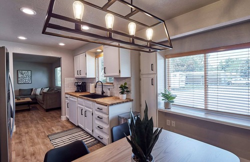 Franklin - Randolph House | Quiet Neighborhood, Near Grocery Stores & More! Easy Check In, 5 Min To Airport!