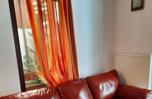 Poiana Tapului Apartment | Quiet Nest with Parking and Mountain View