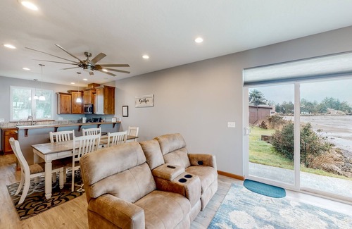 Coos Bay House | Quiet, newly built, bayfront beauty with marvelous sunset views & jetted tub