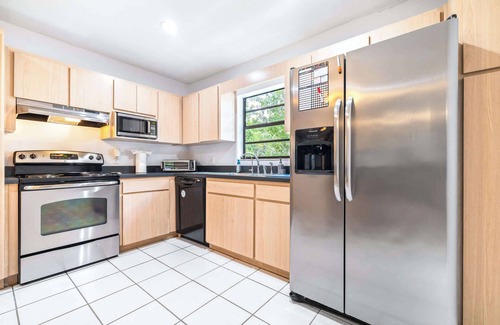 Carrollwood House | Quiet Oak Retreat – Serene 3 BDR