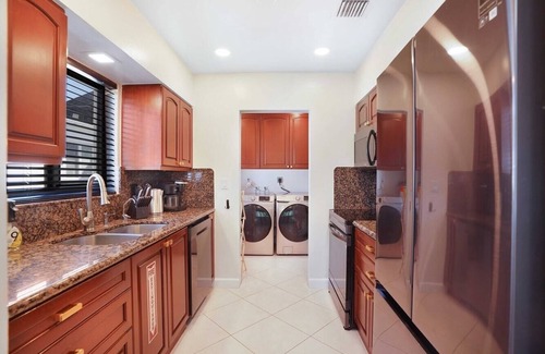 Downtown Hollywood House | Quiet Oasis Steps From Shop snear the Beach -CS61