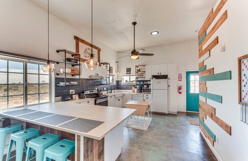 Landers House | Quiet Oasis w/Hot Tub: 21 Mi to Joshua Tree!