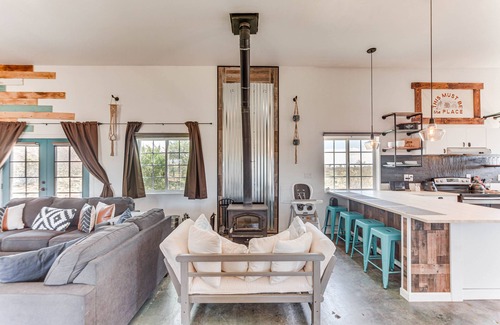 Landers House | Quiet Oasis w/Hot Tub: 21 Mi to Joshua Tree!
