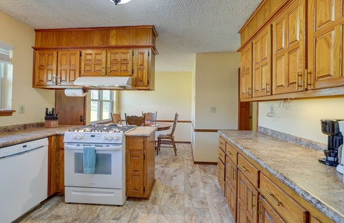 Bixby House | Quiet Oklahoma Home - Close to Golf Courses!