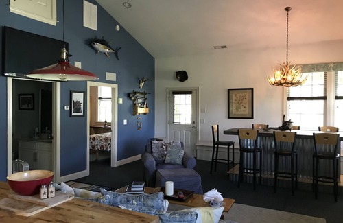 Temperanceville Cabin | QUIET, pet-friendly nature retreat with HOT TUB & without getting BIT!n