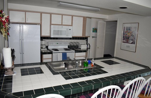 Montgomery Condo | Quiet, pet-friendly 2 Bedroom/2 Bath lakefront condo with pool and dock access