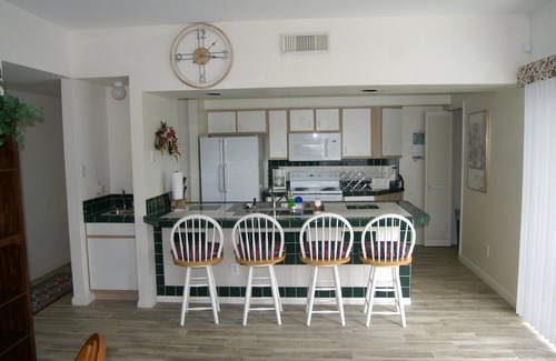 Montgomery Condo | Quiet, pet-friendly 2 Bedroom/2 Bath lakefront condo with pool and dock access
