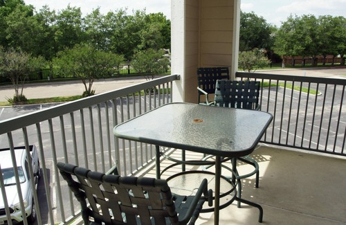 Montgomery Condo | Quiet, pet-friendly 2 Bedroom/2 Bath lakefront condo with pool and dock access
