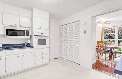 Franklin House | Quiet Pet-Friendly Spot Near It All!