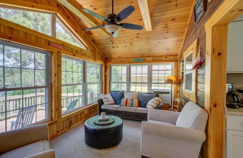 Redgranite House | Quiet & Private at Beautiful Pearl Lake! All Seasons Vacation Home!