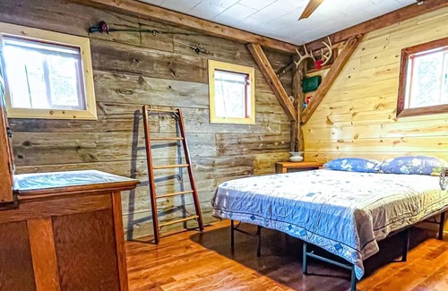 Plainfield Cabin | Quiet & Private Kayak,hike,UTV,BBQ,fish,boating,Nordic Mt - ski, tube, mt bike