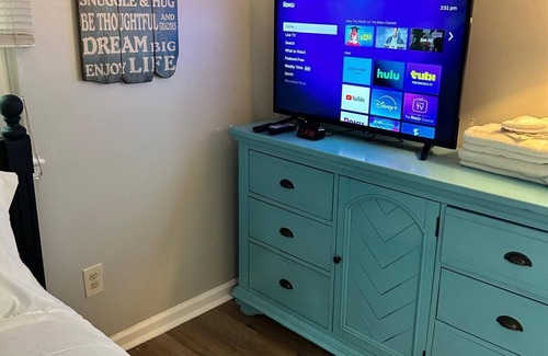Virginia Beach Cabin | Quiet private room with workspace, free parking & fast Wi-Fi near base & beach
