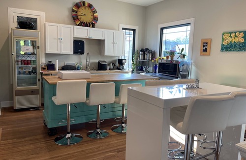 Mapleton/Fall Creek House | Quiet Purple Peace Retreat Close to Downtown Indy-Women Only/Safe and Secure