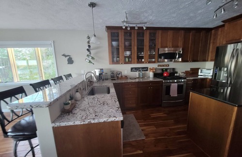 Interlochen House | Quiet, Relaxing Getaway on Green Lake with Large Yard and Private Dock